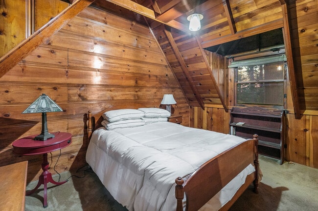 Building Photo - 647 W Victoria Ct