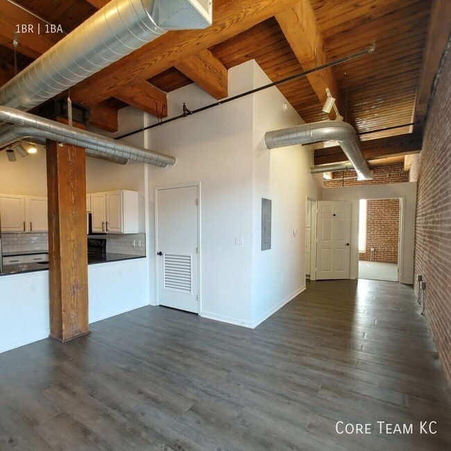 Building Photo - 202 W 5th St
