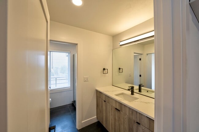 Building Photo - 2580 N W Awbrey Point Cir