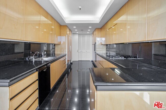 Building Photo - 10430 Wilshire Blvd