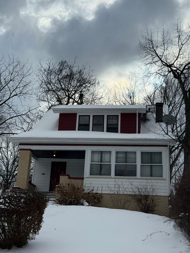 Building Photo - 3bd Single Vouchers Only