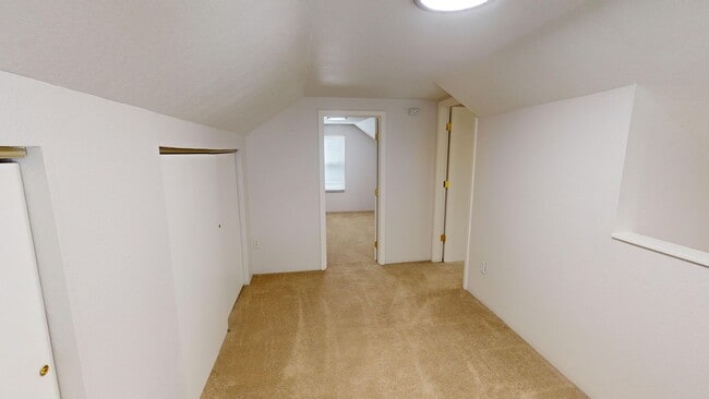 Building Photo - Beautiful Sellwood Bungalow in One of Portland's Most Desirable Neighborhoods. Pet friendly!