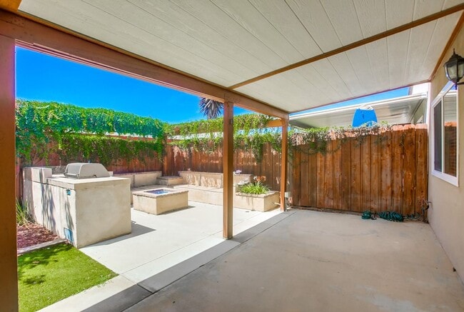 Building Photo - Single Story Duplex with Two Private Residences