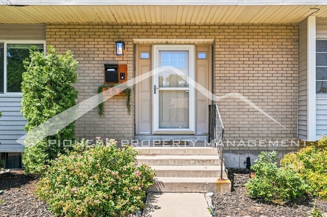 Building Photo - Spacious Townhouse with Washer/Dryer and Central AC