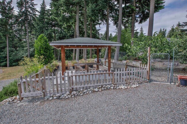 Building Photo - Country Home on Acreage and Pet Friendly!