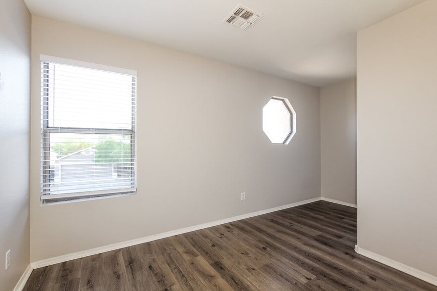 Building Photo - 11610 W Columbine Dr