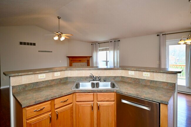 Building Photo - 5898 Ethan Dr