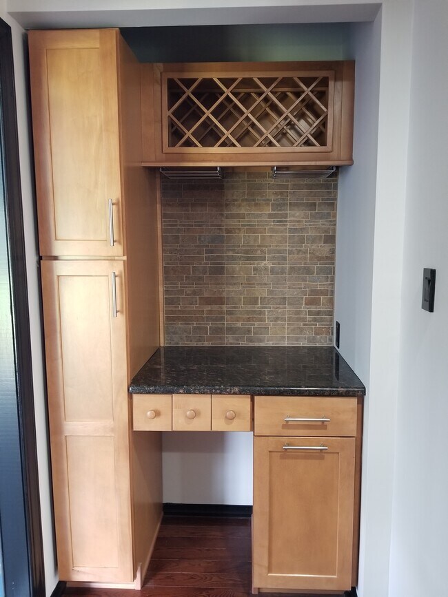 Building Photo - 445 W 6th Ave