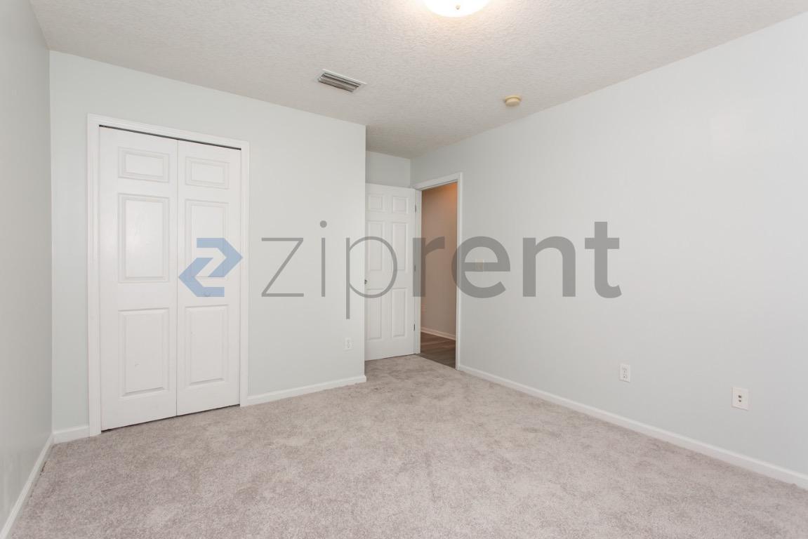 Building Photo - 168 Oak Common Ave