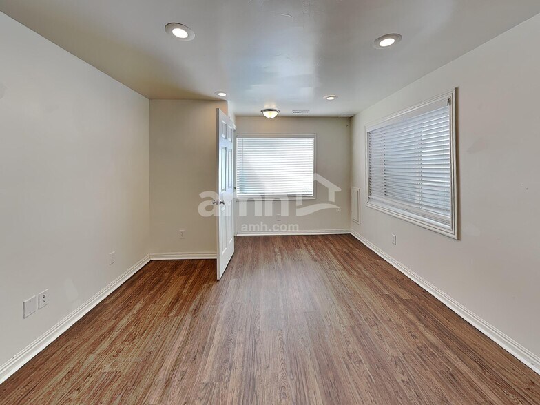 Building Photo - 385 Pommel Dr