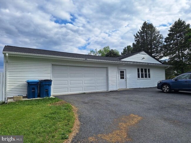 Building Photo - 711 Longs Gap Rd