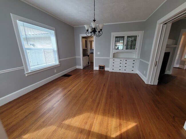 Building Photo - Beautiful 4 bedroom 2.5 house