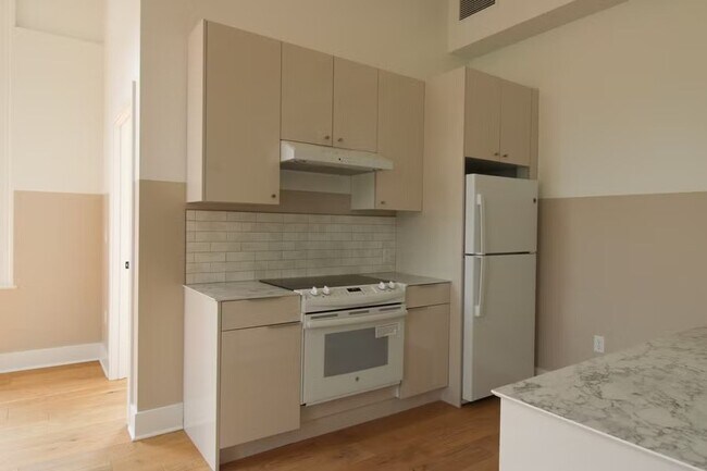 Building Photo - 30 W Broad St