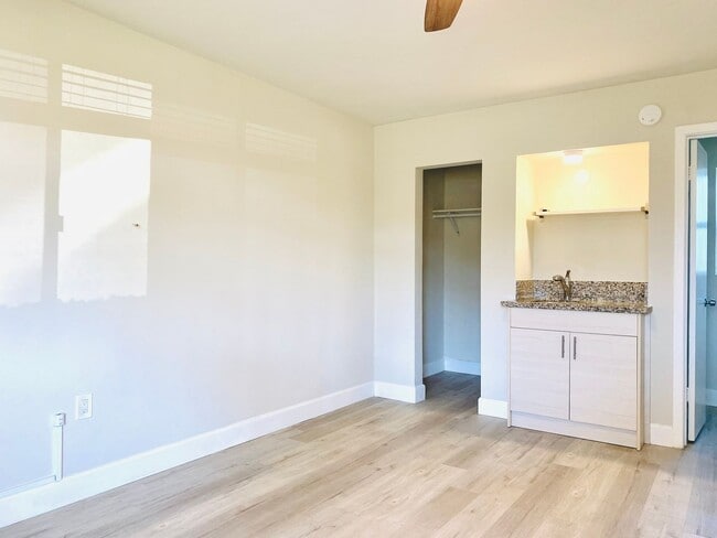 Building Photo - STUDIO APARTMENT AVAILABLE IN THE HEART OF LA JOLLA! ONLY $1,600/mo!