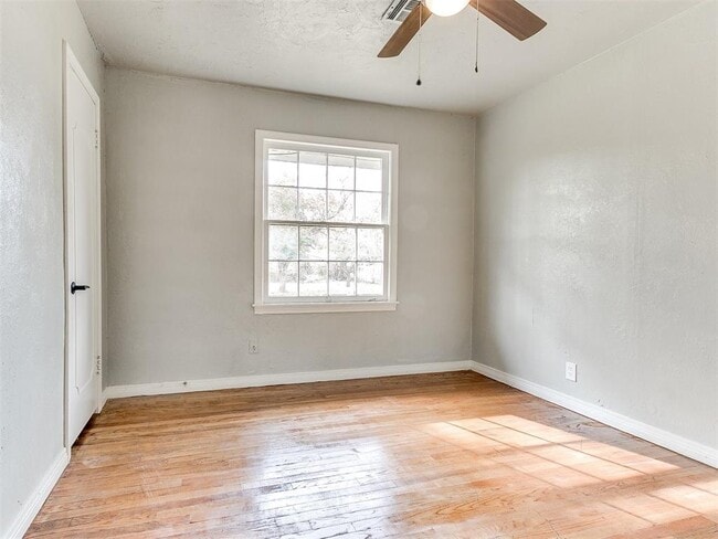 Building Photo - 512 SW 49th St