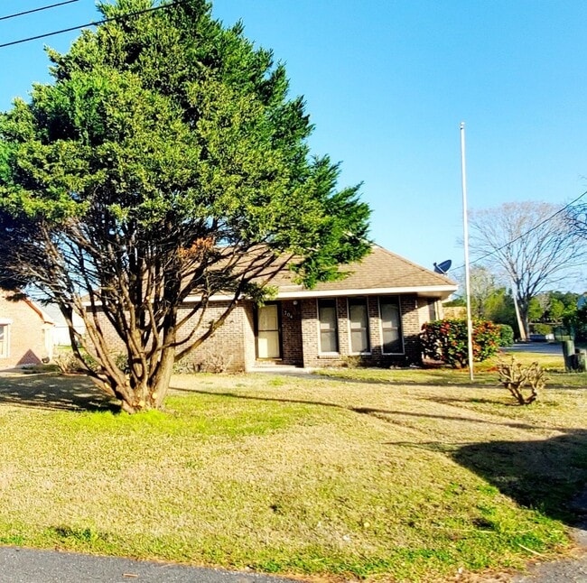 Primary Photo - Charming Coastal Retreat Just Steps from t...