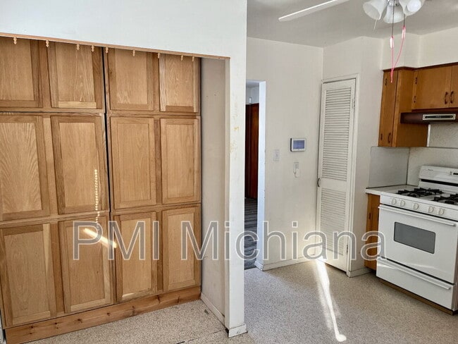 Building Photo - 909 W Donaldson Ave