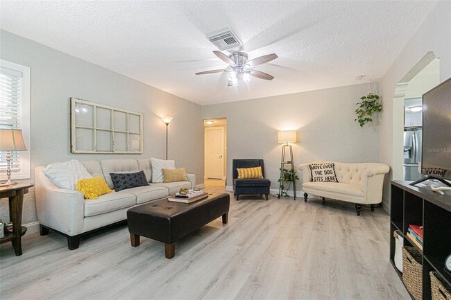 Building Photo - 701 W Henry Ave