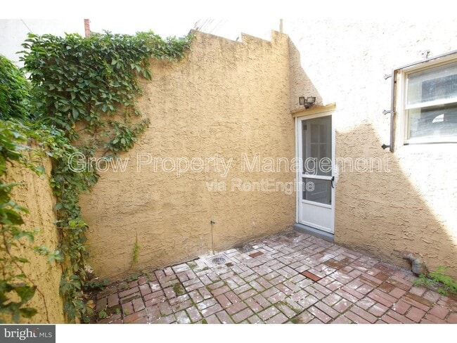 Building Photo - 2416 Manning St