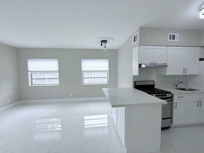 Building Photo - 2725 Middle River Dr