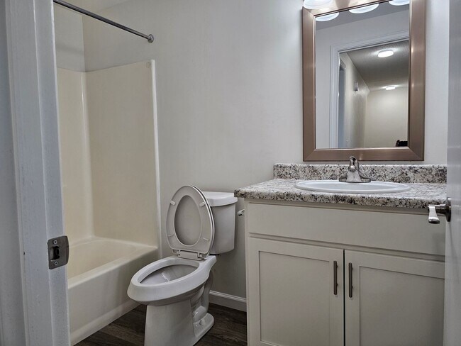 Building Photo - 3BR Townhome – Remodeled Kitchen, Garage, ...