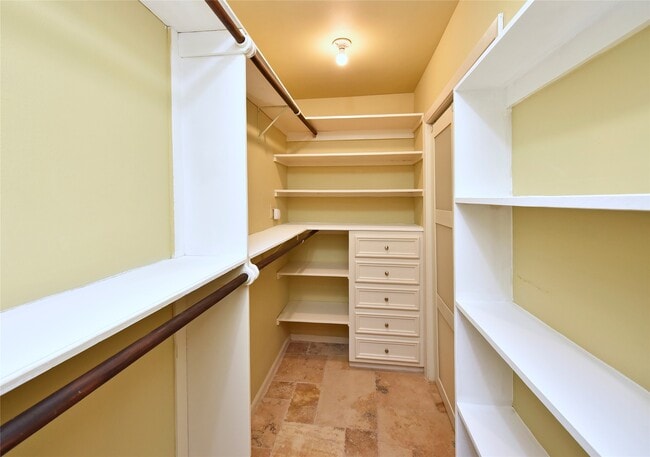 Building Photo - 2802 S Doral Dr