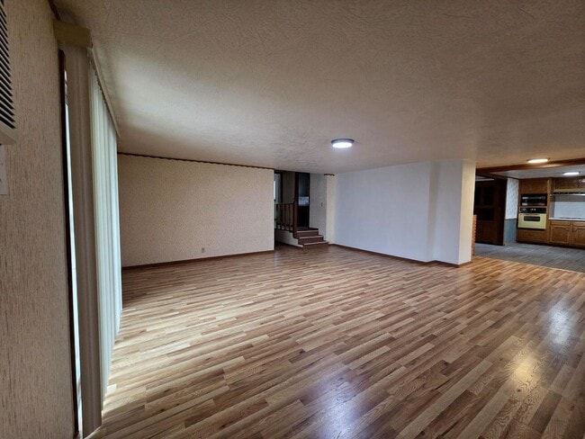 Building Photo - Spacious Cottage on 1/2 Acre Lot