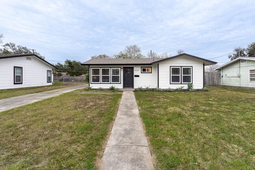 Building Photo - 4222 Sherwood Dr