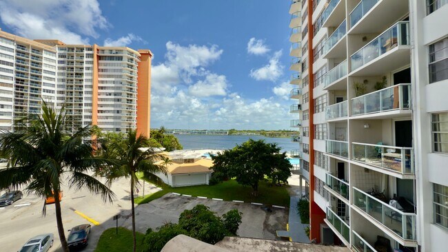 Building Photo - 1351 NE Miami Gardens Dr