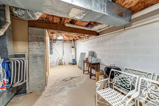 Building Photo - 49 Canoe Place Rd