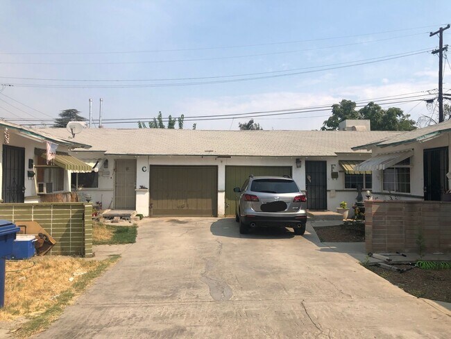 Building Photo - 2 Bedroom Bakersfield Beauty!