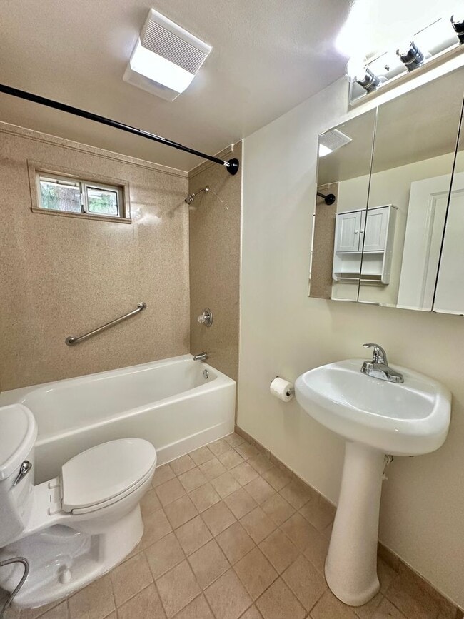 Building Photo - Charming 2-Bedroom, 2- bathroom Home with Bonus Space & Prime Shoreline Location