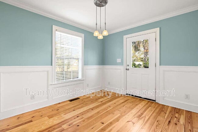 Building Photo - 1124 5th Ave