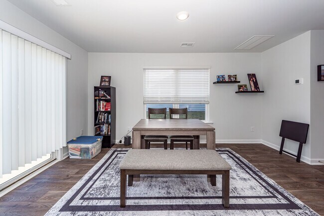 Building Photo - 3 Bedroom, 2.5 Bathroom Townhome in Caroli...