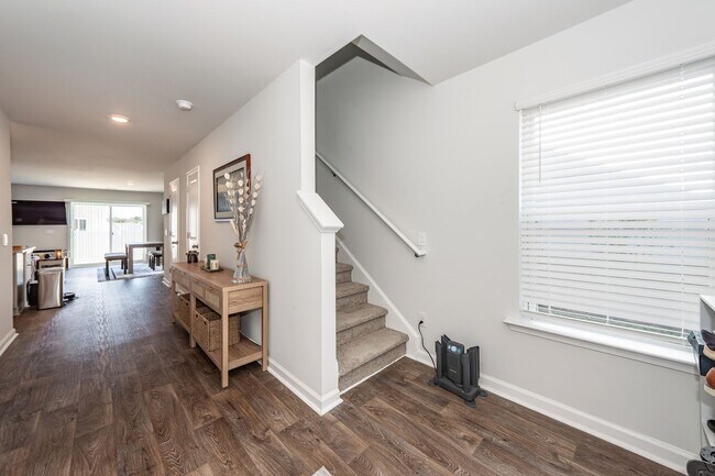 Building Photo - 3 Bedroom, 2.5 Bathroom Townhome in Caroli...