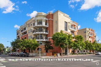 Building Photo - Light and Bright Uptown/Hillcrest 2 Bedroom.