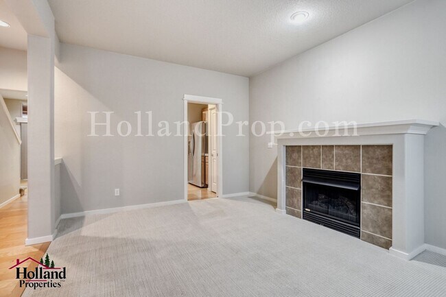 Building Photo - Beautiful 2 Bed • 2.5 Bath home in Prime Hillsboro Location – Light, Bright & Functional! *** Spe...