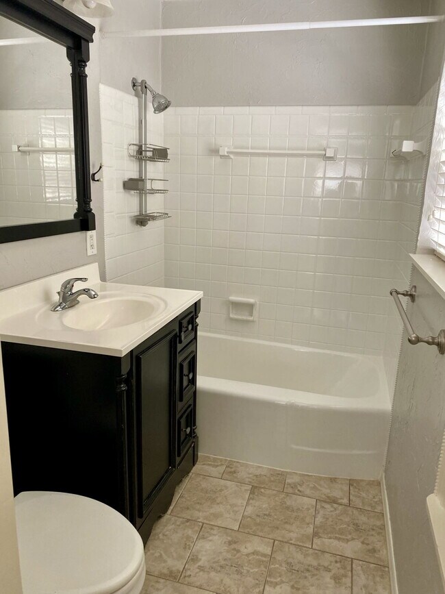 Building Photo - Charming 2 Bed, 2 Bath in Highly Sought-Af...