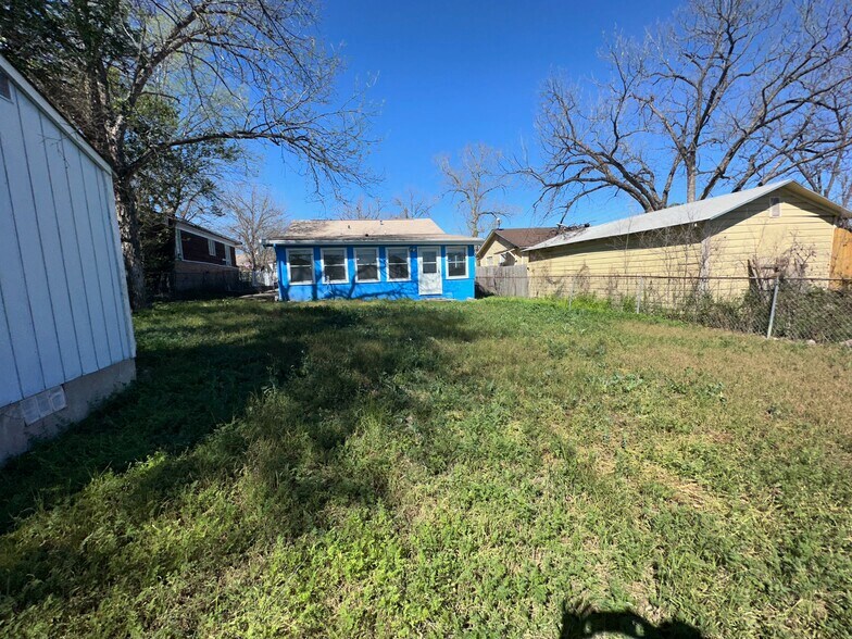 Large Backyard - 1030 Canton