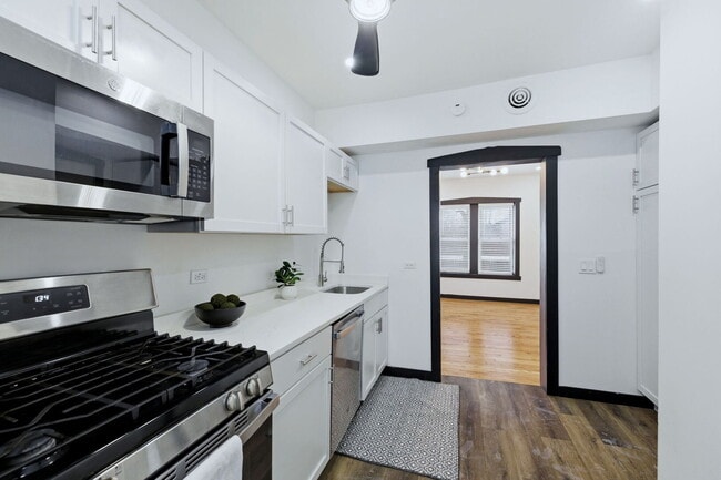 Building Photo - 131 E 72nd St