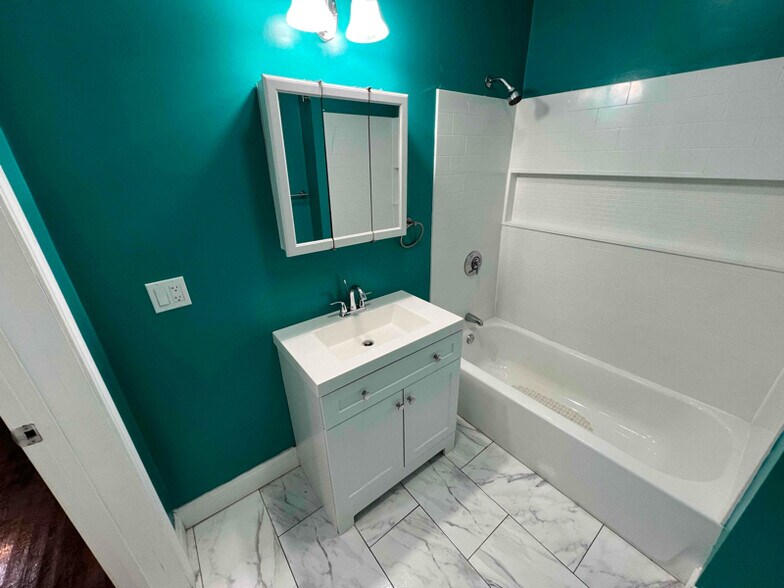 Building Photo - 267 Sargeant St