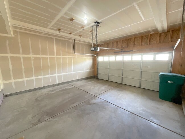 Building Photo - 3 Bedroom Townhome Available Near S Union Blvd & Monterey Rd!