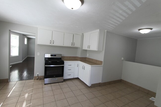 Building Photo - Large 5 Bedroom Home! Available Now.  Plen...