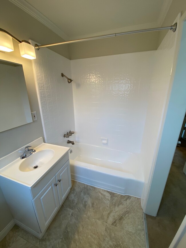 Full Bath - 15032 Moorpark St