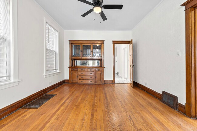 Building Photo - 1429 W Barry Ave