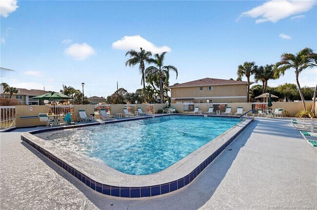 Building Photo - 1564 SE Royal Green Cir