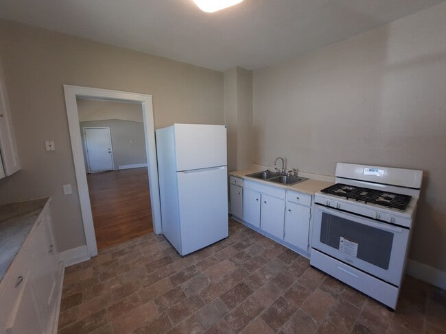 Building Photo - Pet Friendly Home with Fenced Back Yard and Hardwood Floors!