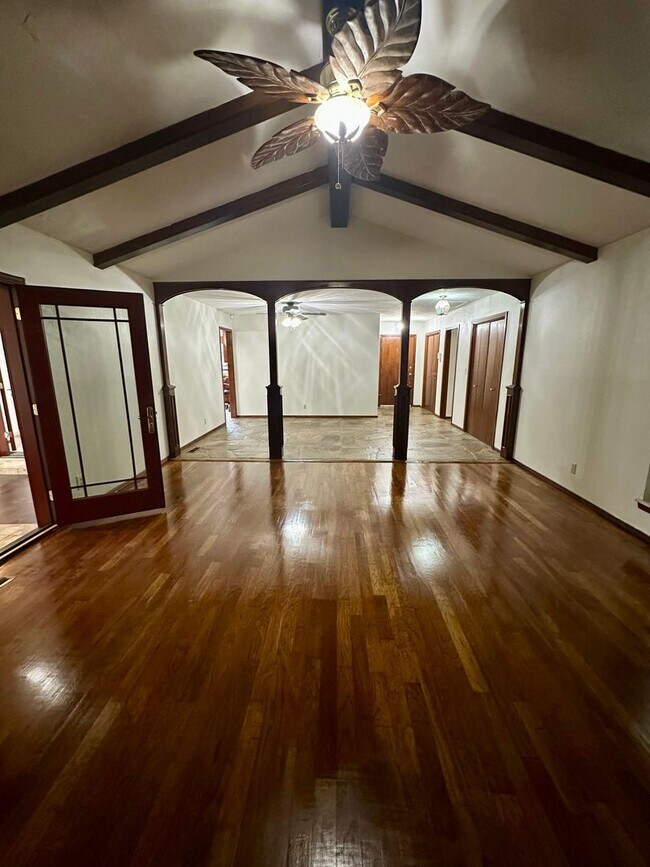 Building Photo - Immaculate major remodeled executive home ...
