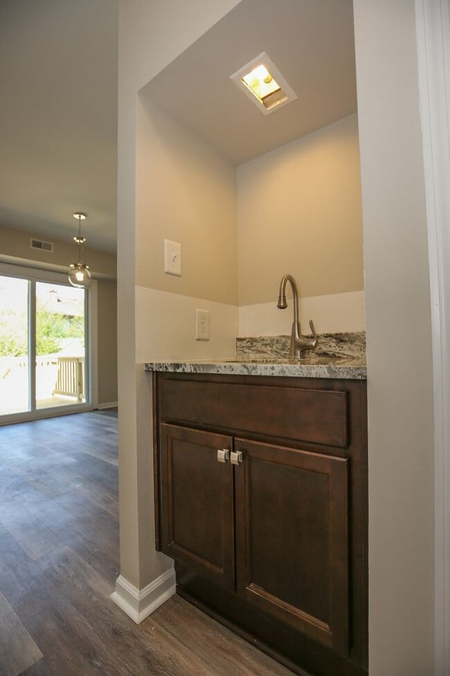 Building Photo - Updated Townhome w/GARAGE in BRANCHWOOD!