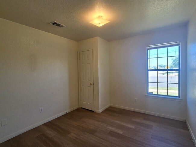 Building Photo - AVAILABLE NOW!